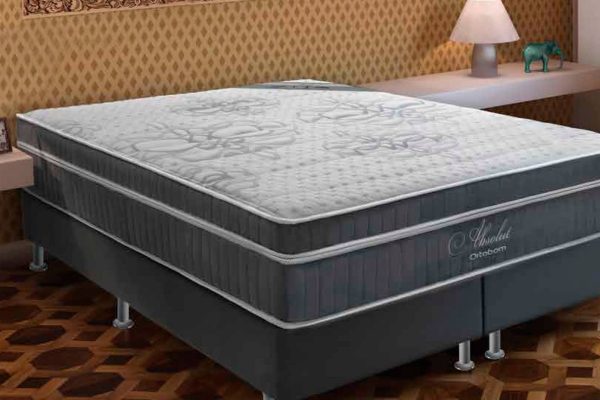 O Absolut oferece a você um conforto exclusivo, tudo o que você precisa para dormir como um rei. Seu Pillow Top funciona como um grande Travesseiro sobre o colchão, acomodando perfeitamente o seu corpo para melhores noites de sono. O revestimento em Tecido Ecobambu em Malha de Poliéster bordado em Espuma Hipermacia é leve e macio, além de receber um tratamento especial com Aloe Vera, Óleo de Jojoba e Vitamina E, perfeito para potencializar o seu sono de beleza. A faixa lateral é confeccionada em tecido Nobuck, deixando o colchão ainda mais bonito. Sua revolucionária estrutura de Molas Nanolastic Bicônicas tem resistência progressiva ao peso e agrega excelente flexibilidade e durabilidade ao colchão. A Espuma Extra Firme Selada 100% Poliuretano completa a sensação de conforto, pois é confeccionada com maior quantidade de matéria-prima, proporcionando noites de sono muito mais agradáveis.