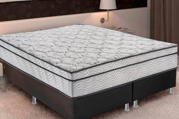 O Master Nanolastic possui um lindo revestimento em tecido Jacquard Floral branco e cinza, que oferece maior resistência e maciez ao deitar-se. A faixa lateral em tela facilita a entrada e saída do ar no interior do colchão, reduzindo a proliferação de microorganismos e aumentando a sua vida útil. A espuma firme selada 100% Poliuretano acomoda perfeitamente os contornos do corpo, oferecendo maior conforto e bem-estar ao dormir.  As molas Nanolastic Bicônicas oferecem resistência progressiva ao peso, proporcionando um correto alinhamento da coluna. Seu novo fitim prata, com detalhes em preto, proporciona ao colchão maior beleza e um acabamento perfeito!