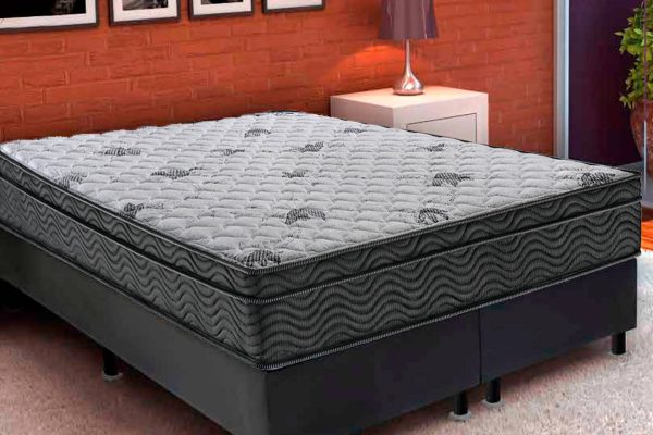 Com um novo revestimento em malha floral, o Master Superpocket oferece maior suavidade e maciez ao deitar-se, perfeito para noites de sono muito mais aconchegantes e reparadoras. A faixa lateral em tela, facilita a entrada e saída de ar no interior do colchão, reduzindo a proliferação de microorganismos e aumentando a vida útil do produto. As molas Superpocket ensacadas individualmente oferecem um conforto individualizado, uma vez que o movimento de uma pessoa não interfere no movimento da outra. O Master Superpocket é composto por espuma firme selada 100% Poliuretano, que acomoda perfeitamente os contornos do corpo, oferecendo maior conforto e bem-estar ao dormir. Seu novo fitim na cor preto, com detalhes em prata, oferece um acabamento perfeito proporcionando maior beleza e requinte!