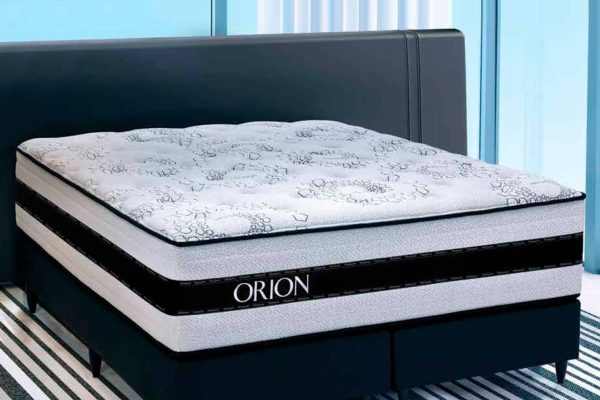 Presente na malha do colchão Orion, a Tecnologia Antiviral V-Protect atua como inibidora de vírus e bactérias, com eliminação comprovada de 99,99% desses microrganismos. A V-Protect garante a proteção ideal para uma noite de sono saudável e reparadora, essencial para a saúde e o bem-estar. Confeccionado com espumas extramacias, o colchão Orion oferece uma revolução em conforto. Seu bordado em espuma Hipermacia Gel proporciona maior conforto e suporte nas áreas de maior pressão do corpo. Os pigmentos em gel azul, acrescentados à sua composição, proporcionam uma sensação de extremo frescor. A espuma High Gel oferece alta resiliência, proporcionando agradáveis noites de sono. A espuma macia Comfort Cel é uma exclusividade Ortobom, permitindo uma melhor acomodação aos contornos do corpo. O suporte adequado é garantido pela espuma HR - High Resilience com alta resiliência, proporcionando maior resistência e durabilidade ao produto. O conforto individualizado é outra característica marcante no Orion, através de sua estrutura de minimolas ensacadas individualmente, uma vez que o movimento de uma pessoa não interfere no sono da outra. É a tecnologia aliada à sofisticação para noites de sono muito mais tranquilas.