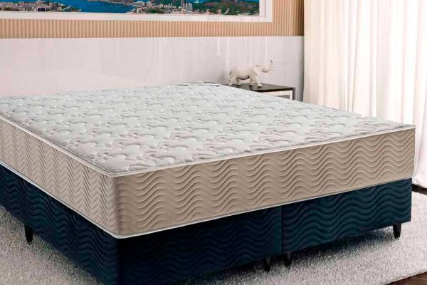 Com um novo revestimento em tecido Jacquard branco muito leve e suave, o Ortopédico Premium proporciona um elevado bem-estar ao deitar-se. Sua faixa lateral em camurça oferece um toque macio e a cor bege é neutra, combinando com qualquer ambiente. Seu fitim proporciona um perfeito acabamento ao colchão, oferecendo maior beleza e durabilidade. A estrutura em madeira tratada e de reflorestamento é resistente e durável, além de receber um tratamento especial contra cupins e brocas. O Ortopédico Premium é composto pela  espuma Ultra Firme Selada 100% Poliuretano, que oferece o equilíbrio perfeito, acomodando suavemente os contornos do corpo para noites muito mais reparadoras.