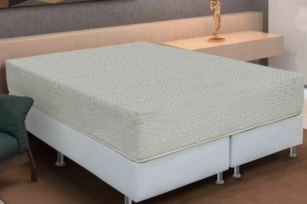 É com muita satisfação que apresentamos o Pró-Saúde Visco. Ele é composto por espumas de alta tecnologia com performance de conforto diferenciado: a Viscoelástica, que possui células de memória que proporcionam conforto e adequação do corpo, e a HR – High Resilience, que proporciona maior suporte nos pontos de pressão como cabeça, ombros e quadris. Além do conforto, a resistência é outro fator determinante através da Espuma Extra Firme Selada 100% Poliuretano, que recebe maior adição de matéria-prima, proporcionando maior sustentação e durabilidade.  Todo esse conforto e qualidade recebe um revestimento especial. O tecido em Malha Soft Stretch com toque de pêssego possui maior entrelaçamento de fios com filamentos altamente resistentes. Extremamente macio e suave, oferece um design sofisticado e é sinônimo de noites mais aconchegantes e tranquilas.