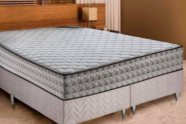 O Superpocket Pró Saúde é revestido com uma linda malha bordada em matelassê que oferece beleza, maior maciez e suavidade. O visual moderno fica por conta da nova faixa lateral em tecido Jacquard, tecido encorpado e com ótima textura, com  desenhos que enriquecem o produto tanto em design quanto em sua estrutura, tornando o colchão uma opção muito versátil na decoração de seu quarto. O acabamento com fitim marrom completa a apresentação do produto, oferecendo maior requinte e  durabilidade. As molas Superpocket ensacadas individualmente oferecem um conforto individualizado, uma vez que o movimento de uma pessoa não interfere no sono da outra. O Superpocket Pró Saúde é a garantia de noites perfeitas!